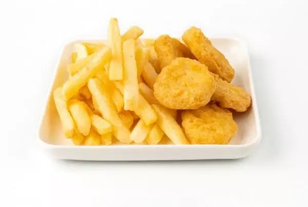 Картофель фри с наггетсами