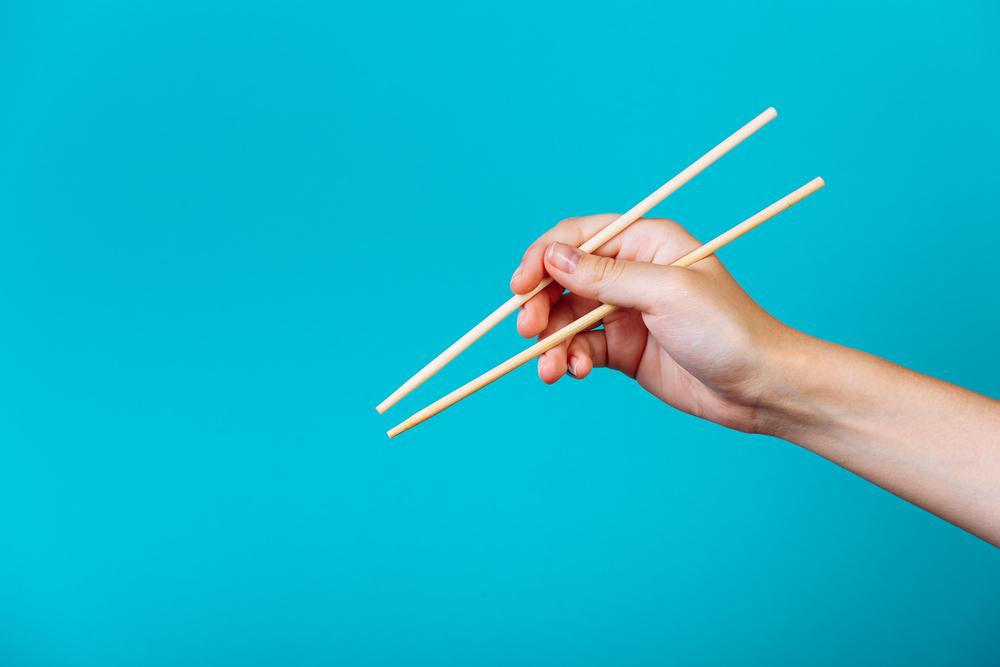 Картинку как держать палочки. Рука с китайскими палочками. Палочки для суши. Китайские палочки для еды. Деревянные палочки для еды.